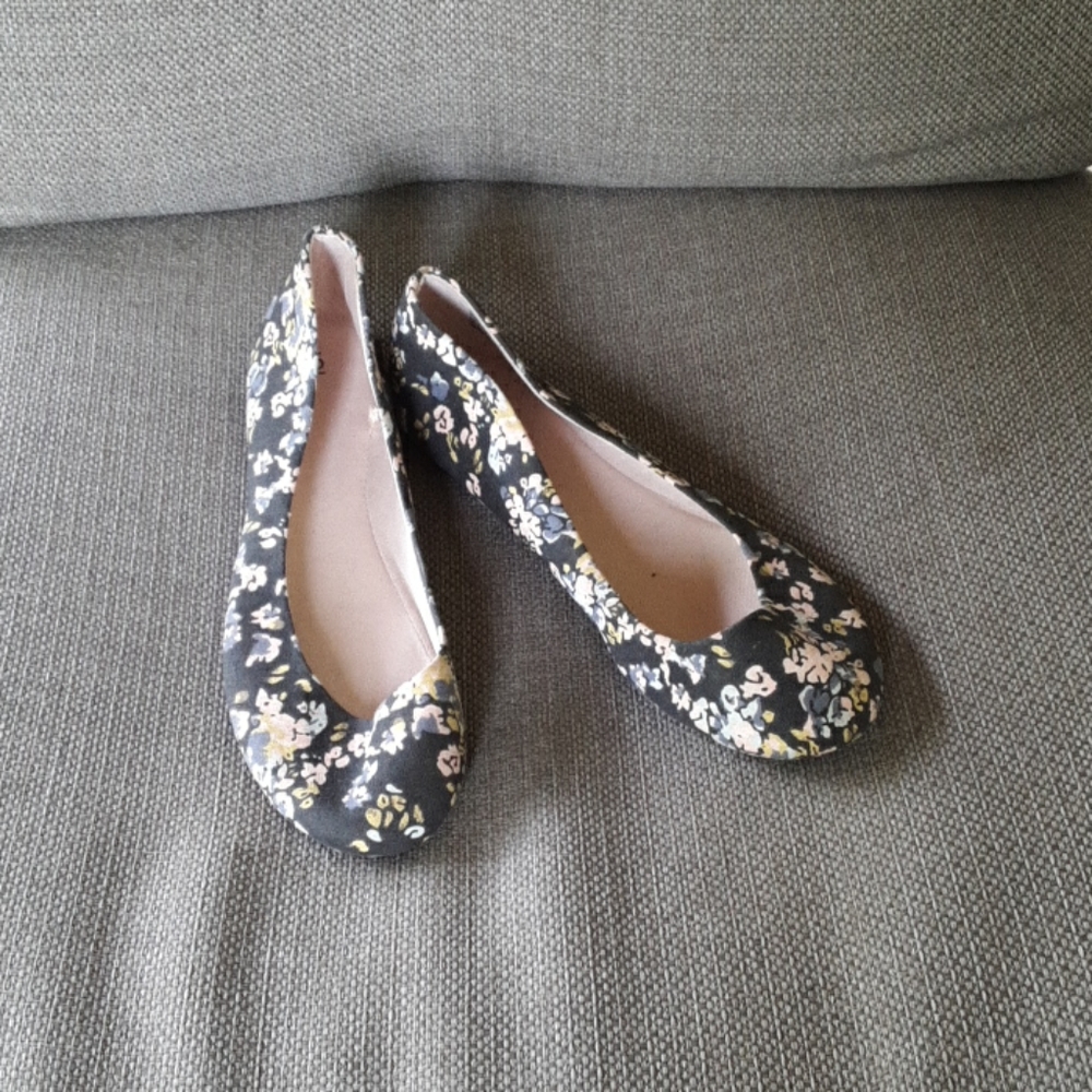 Womens sz 6 gray floral flats